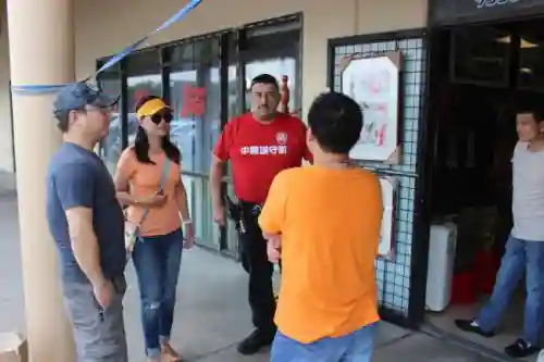 美休斯敦华人治安小组西裔成员与民众分享防卫经验