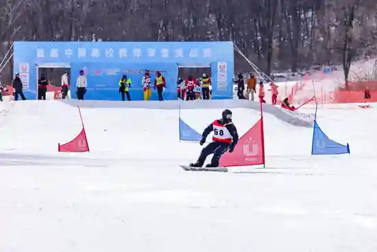 大学滑雪热背后有群教师发烧友