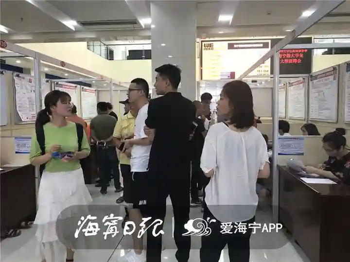 今年海宁首场大学生招聘会来了！英国留学生回家找工，“做五休二”博眼球