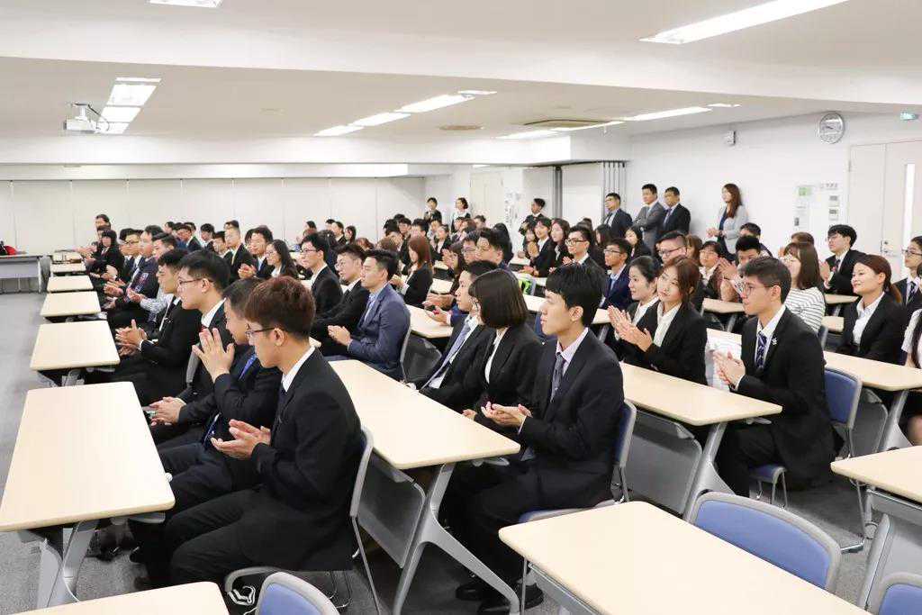 黄奕看望英国留学女儿，黄芊玲抱着妈妈眼含泪光，11岁接近165cm