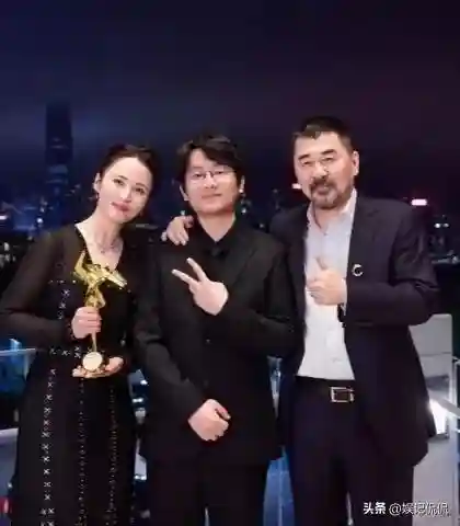 48岁蒋勤勤新加坡度假！素颜出镜，发际线抢眼，徒手吃螃蟹太豪放