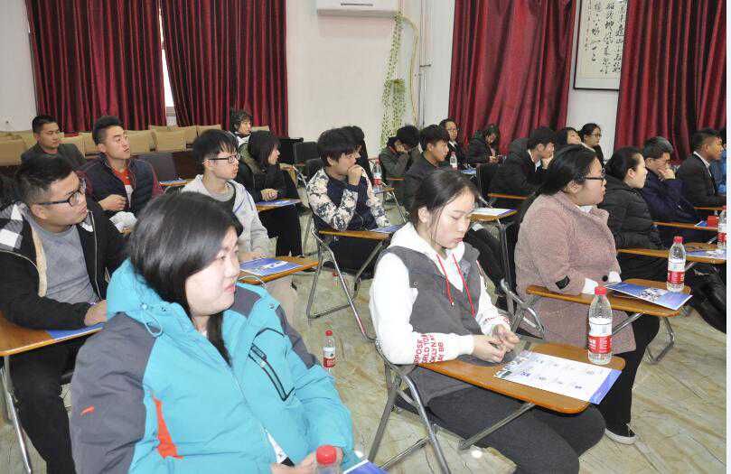 爱上中国年味，乌克兰美女来深六年，虎年新春特排扇子独舞
